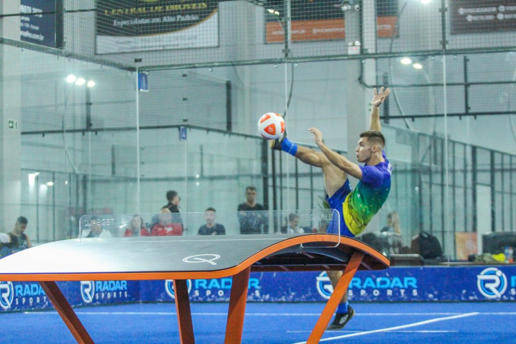 Catarinenses tricampeões brasileiros de teqball. Smash de Matheus Rodrigo no jogo da semifinal da categoria individual. Foto: Carlos Ricky